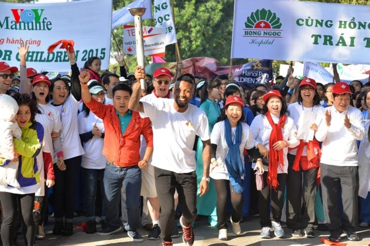 Ribuan orang ikut Lomba lari “Demi anak-anak Hanoi” 2015 - ảnh 1