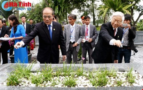 Pimpinan Partai Komunis dan Negara Vietnam membakar hio mengenangkan Penyair Besar Nguyen Du. - ảnh 1