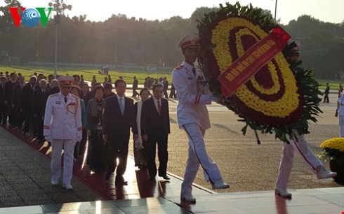 Para peserta Kongres Nasional ke-9 Kompetisi Patriotik berziarah kepada Mousolium Presiden Ho Chi Minh. - ảnh 1