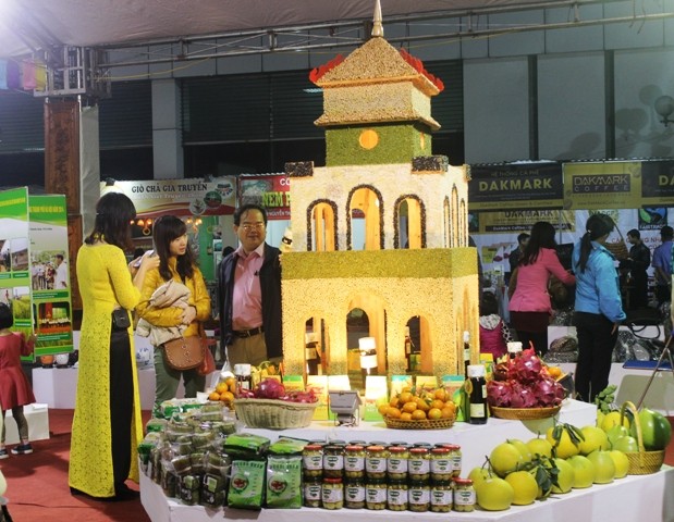 Demonstrasi barang kerajinan tradisional dalam Pekan Raya ke-11 Desa Kerajinan Vietnam - tahun 2015 - ảnh 5