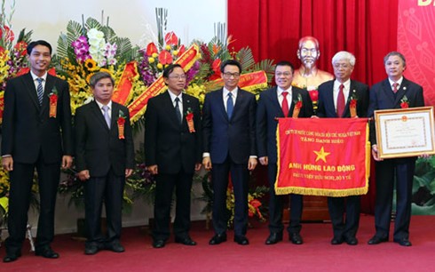 Teater Kesenian Kontemporer Vietnam dan Rumah Sakit Persahabatan menerima gelar Pahlawan Kerja - ảnh 1