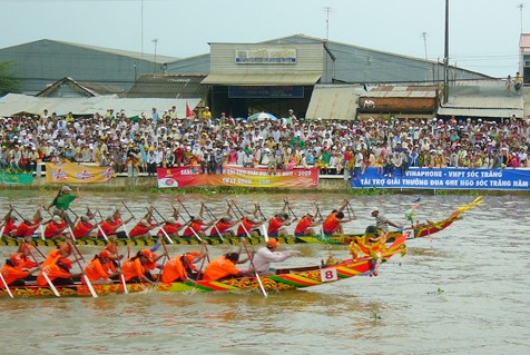 Pesta lomba perahu “Ngo” yang khas dari warga etnis minoritas Khmer di provinsi Soc Trang - ảnh 1