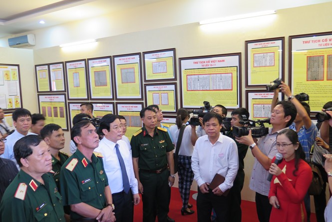 Pameran “Hoang Sa, Truong Sa wilayah Vietnam – bukti-bukti sejarah dan dasar hukum” diadakan di kota Ho Chi Minh - ảnh 1