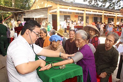 Banyak bingkisan yang bermakna diberikan kepada obyek prioritas dan kaum miskin sehubungan dengan Hari Raya Tet - ảnh 1