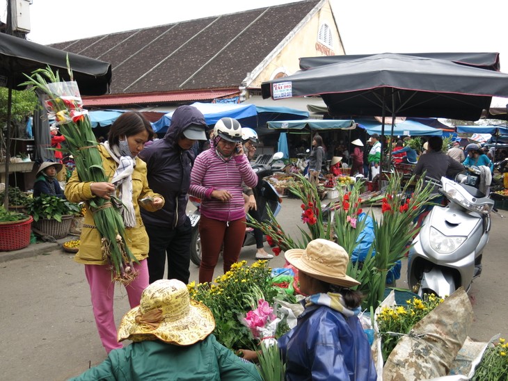 Warga di berbagai kabupaten pulau dengan ramai menyongsong Hari Raya Tet - ảnh 1