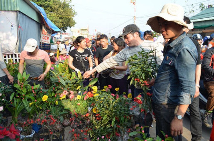 Pasar Vieng memohon berkah kemujuran - ảnh 2