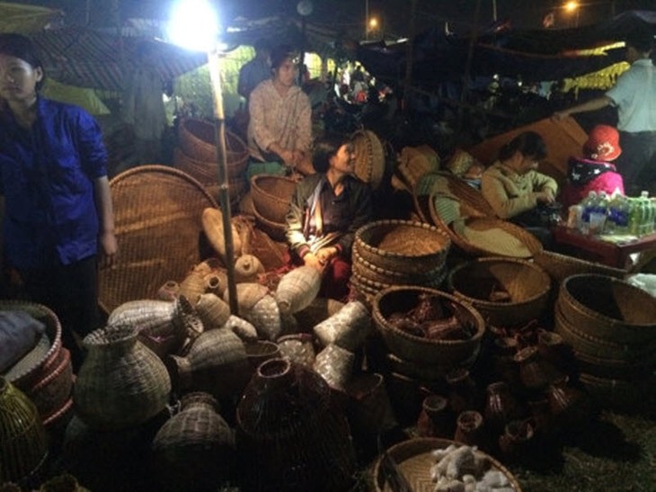 Pasar Vieng memohon berkah kemujuran - ảnh 8