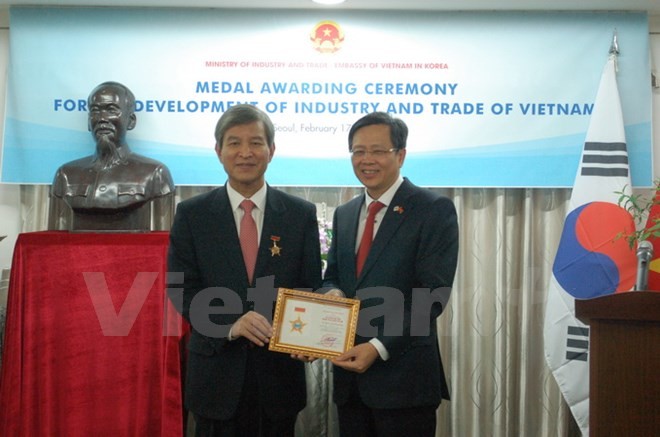 Kementerian Industri dan Perdagangan Vietnam memberikan lencana peringatan kepada Mantan Sekjen Pusat ASEAN – Republik Korea - ảnh 1