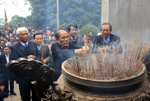 Ketua MN Nguyen Sinh Hung membakar hio mengenangkan para Raja Hung - ảnh 1