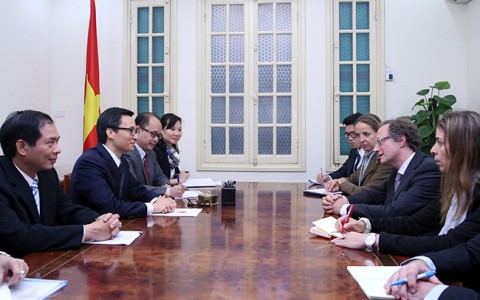 Deputi PM Vu Duc Dam menerima Duta Besar Uni Eropa di Vietnam, Bruno Angelet - ảnh 1