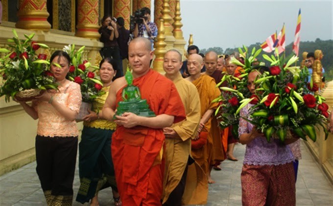 Menyampaikan ucapan selamat Hari Raya Tahun Baru Tradisional Chol Chnam Thmay tahun 2016 - ảnh 1