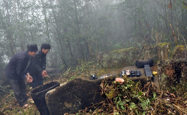 Adat memuja hutan dan melindungi sumber air dari warga etnis minoritas Ha Nhi - ảnh 1