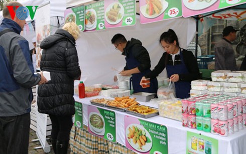 Vietnam menghadiri Festival Kuliner Jalanan yang terbesar di Republik Czech - ảnh 1