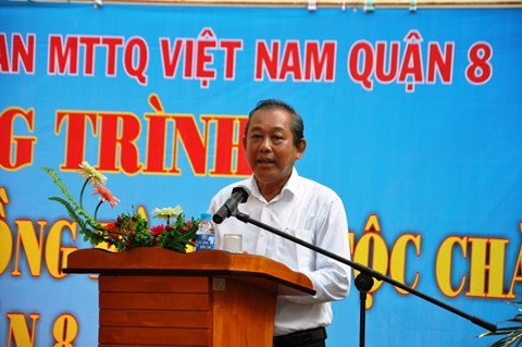 Deputi PM Truong Hoa Binh mengunjungi dan memberikan bingkisan kepada warga etnis Cham di kota Ho Chi Minh - ảnh 1