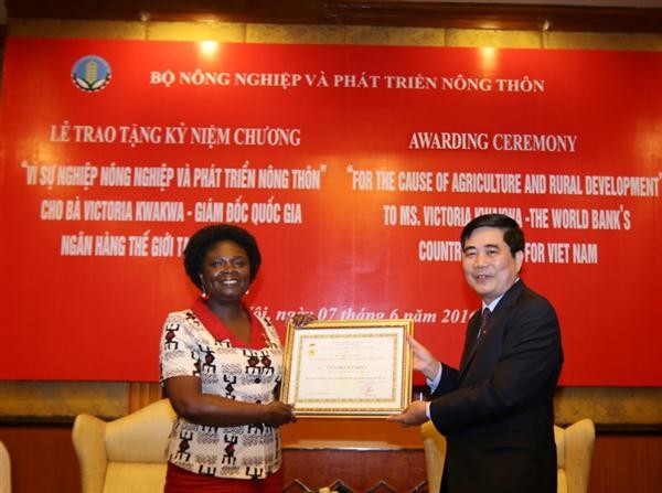 Penyampaian lencana peringatan demi usaha pertanian kepada ibu Victoria KwaKwa, mantan Direktur Nasional Bank Dunia di Vietnam - ảnh 1