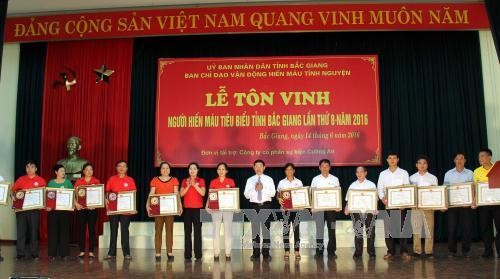 Acara memuliakan para donor darah tipikal Vietnam tahun 2016 - ảnh 1