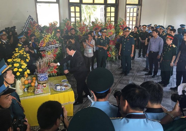 Berusaha keras mengatasi akibat, memperkuat usaha pencarian pilot dan pesawat terbang yang jatuh ketika sedang bertugas - ảnh 1