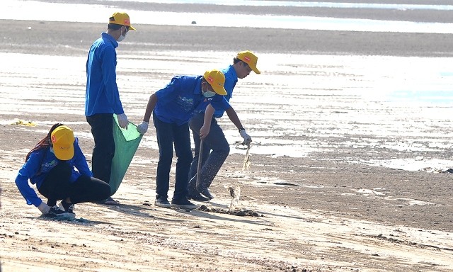 Bersatu tenaga membersihkan laut - ảnh 8