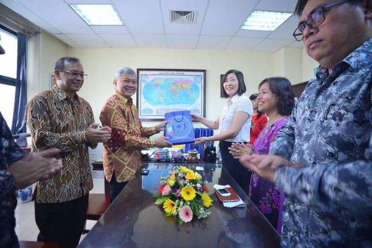 Simposium sehubungan dengan peringatan ultah ke-50 Berdirinya Program Siaran Bahasa Indonesia - ảnh 9