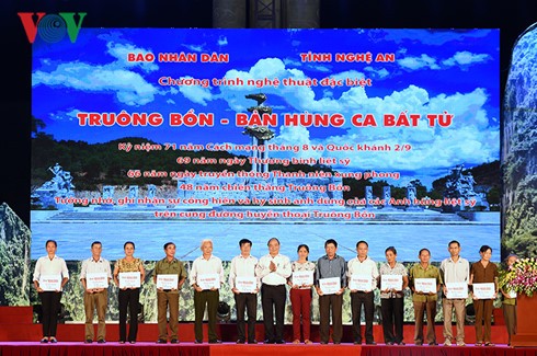 PM Nguyen Xuan Phuc menghadiri program kesenian “Truong Bon – Epos abadi” - ảnh 1