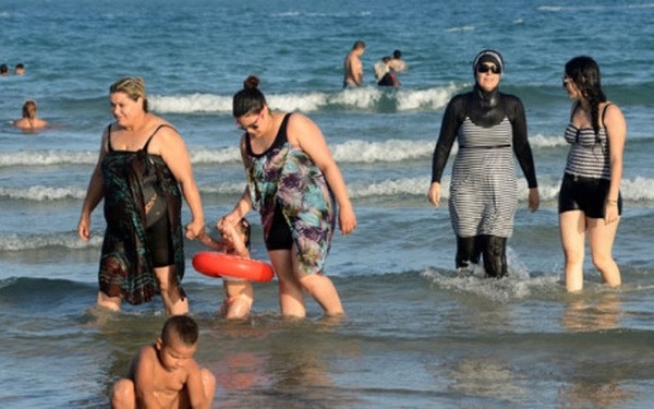 Mahkamah Agung Perancis menundakan perintah melarang pemakaian baju renang Burkini orang Islam - ảnh 1