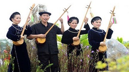 Warga etnis minoritas Nung menyanyikan lagu rakyat - ảnh 1