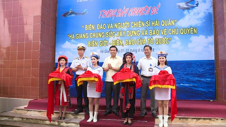 Vernissage d’une exposition sur la mer, les îles et les marins - ảnh 1