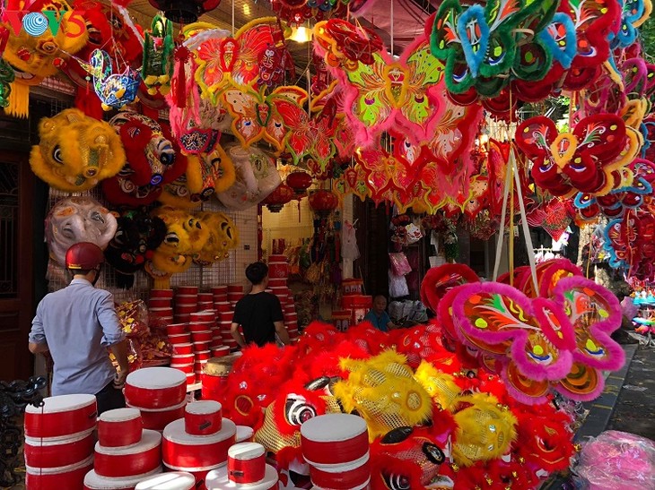 La fête de la mi-automne dans le vieux quartier de Hanoi - ảnh 1