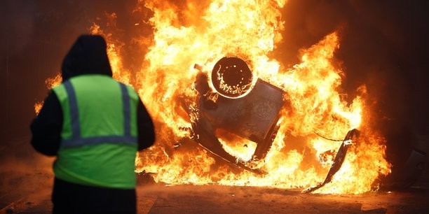 Les gilets jaunes sèment le chaos à Paris, Macron dénonce les violences - ảnh 1