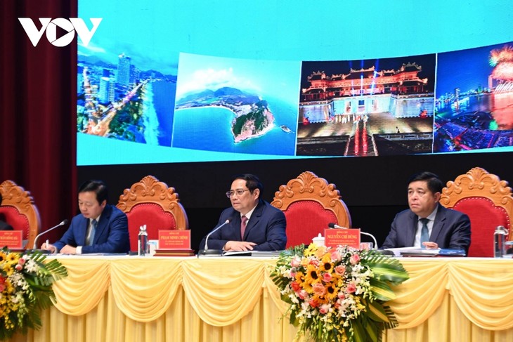 Pham Minh Chinh dirige une conférence sur le développement du Centre septentrional et du littoral du Centre - ảnh 1