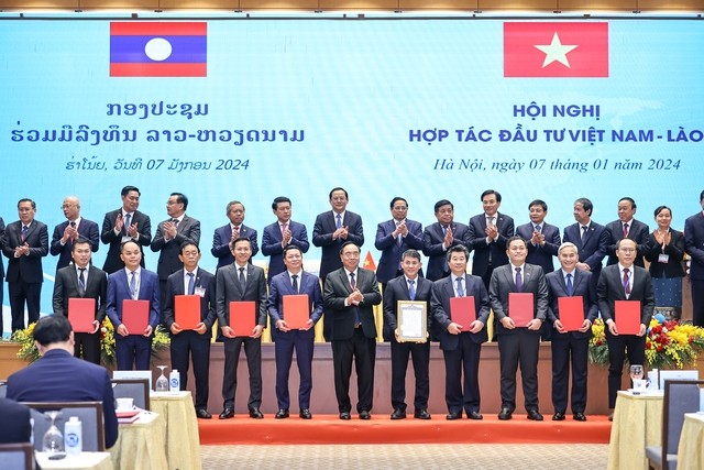 Pham Minh Chinh et Sonexay Siphandone président la conférence d’investissement Vietnam-Laos - ảnh 1