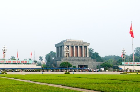 Der Herbst auf dem historischen Platz Ba Dinh - ảnh 1