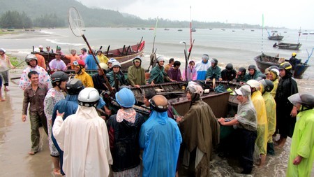 Zentralvietnam: Vorkehrungen gegen den 10. Taifun in diesem Jahr - ảnh 1