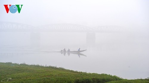 Poetische Schönheit der Stadt Hue im Nebel - ảnh 1