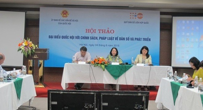 Abgeordnete diskutieren Politik und Gesetze über Bevölkerung und Entwicklung  - ảnh 1