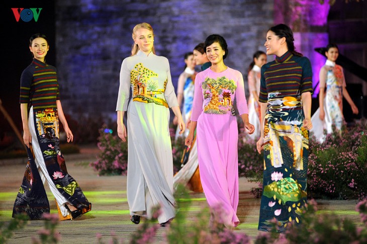 Berühmte vietnamesische Schauspieler versammeln sich beim Ao Dai-Festival Hanoi  - ảnh 2