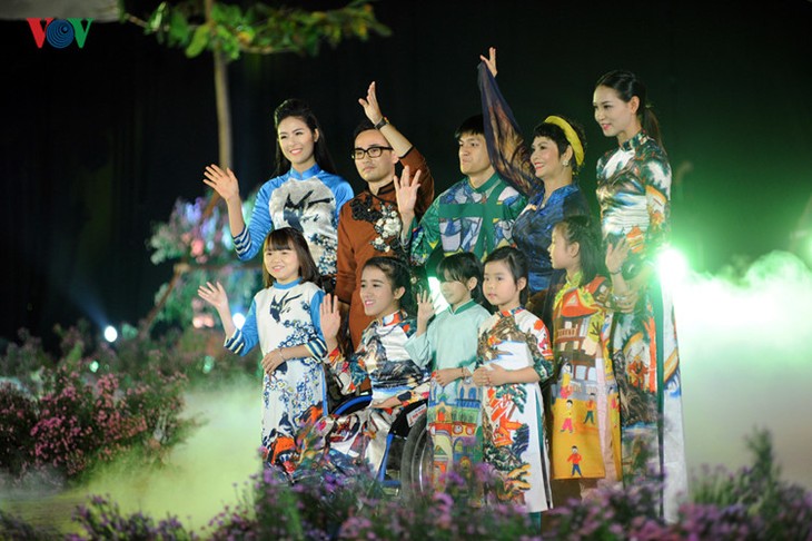 Berühmte vietnamesische Schauspieler versammeln sich beim Ao Dai-Festival Hanoi  - ảnh 6