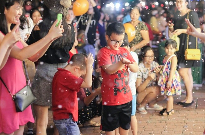 Weihnachtsstimmung in Saigon - ảnh 7