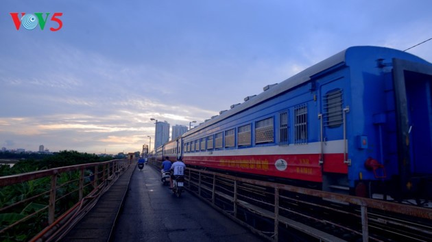 Long Bien-Brücke begleitet die Hauptstadt Hanoi - ảnh 18