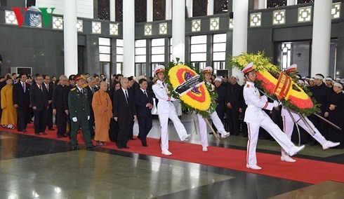 Kondolenzbesuch beim Staatspräsidenten Tran Dai Quang - ảnh 8