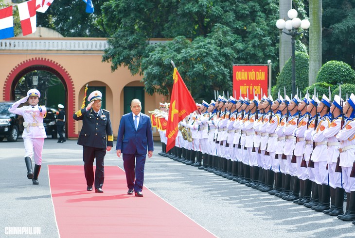 Premierminister Nguyen Xuan Phuc überprüft Kampfbereitschaft der Marine - ảnh 1