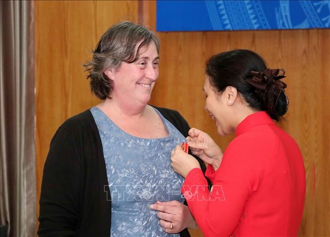 Übergabe des Freundschaftsordens an eine US-amerikanische Aktivistin für vietnamesische Agent-Orange-Opfer - ảnh 1