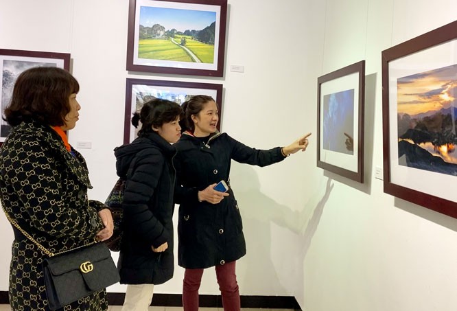 Vorstellung der Kunst- und Fotowerke über Partei und Frühling - ảnh 1