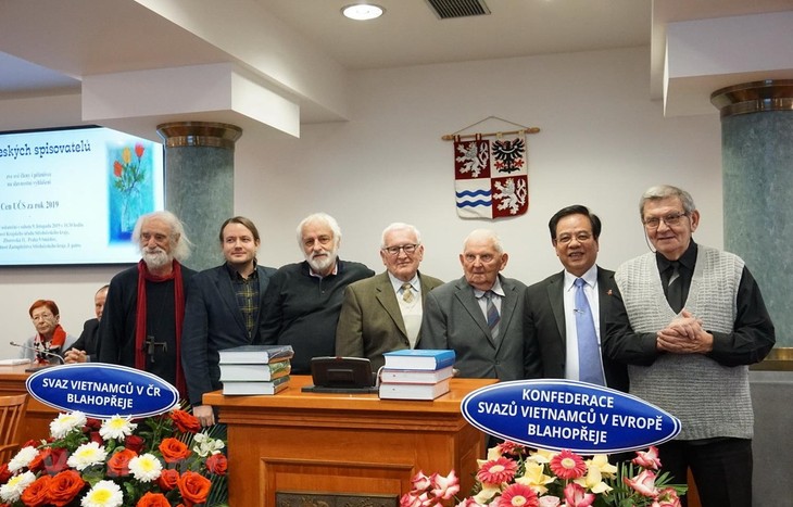 Großes Tschechisch-Vietnamesisches-Wörterbuch wird mit dem Titel “Wörterbuch des Jahres” geehrt - ảnh 1