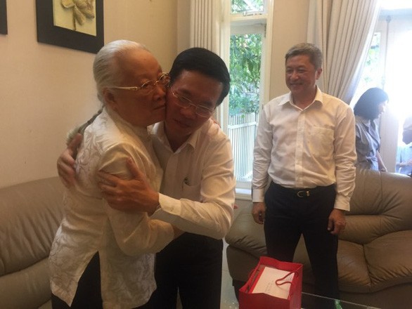 Der Leiter der Zentralabteilung für Aufklärung und Erziehung besucht die Ärztin des Volkes Doan Thuy Ba - ảnh 1
