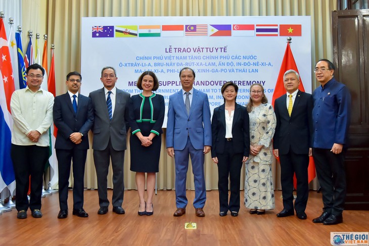 Vietnam überreicht medizinische Ausrüstungen zur Reaktion auf Covid-19 - ảnh 1