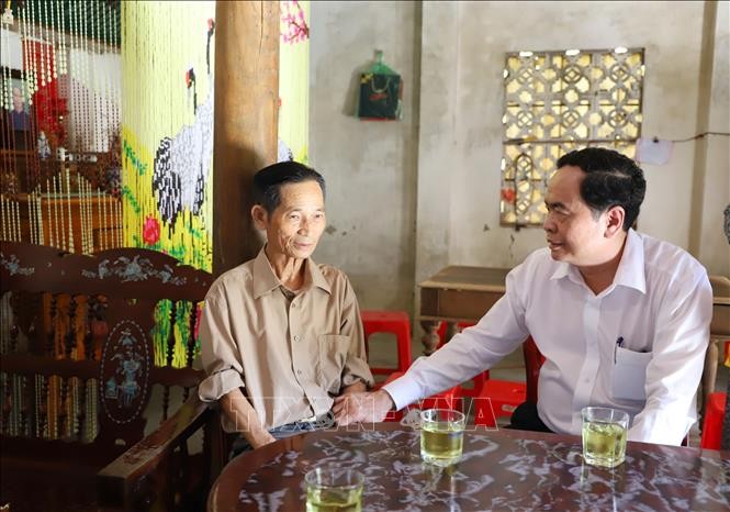 Geschenkübergabe an Familien der verdienstvollen Menschen in Ha Tinh - ảnh 1