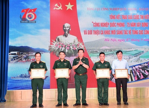 Preisverleihung des Schreibwettbewerbs “Verteidigungsindustrie – 75 Jahre des Aufbaus und der Entwicklung” - ảnh 1