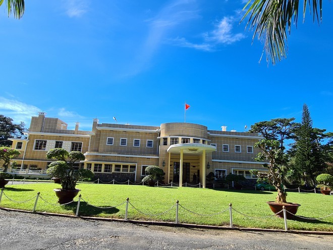 Frankreichs Botschafter übergibt Provinz Lam Dong das Designdiagramm des Bao Dai-Palastes 3 - ảnh 1