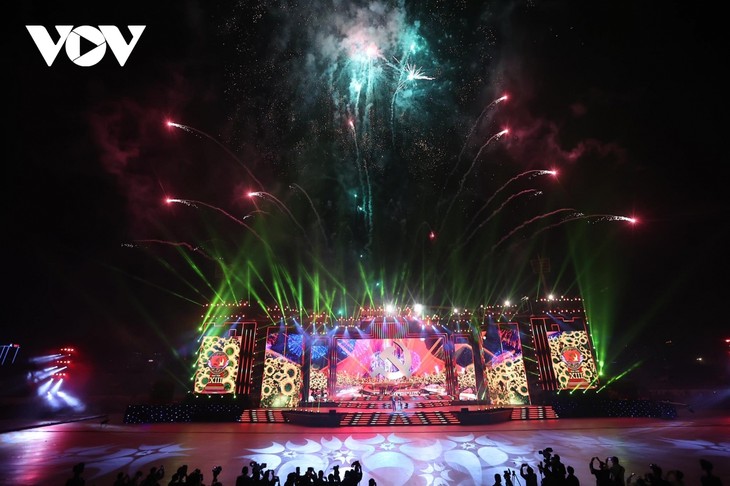 Sonderkunstprogramm zum Erfolg des 13. Parteitages - ảnh 1